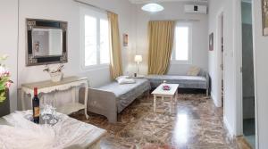 salon z kanapą i stołem w obiekcie Heraklion Old Port Apartments w Heraklionie