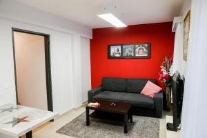 un soggiorno con divano e parete rossa di Apartment in Antwerp city centre ad Anversa