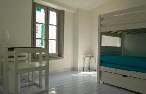 ル・ボワ・プラージュ・アン・レにある269 Bel Ebatのベッドルーム1室(二段ベッド1組、デスク、窓付)が備わります。