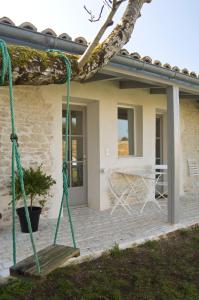un'altalena davanti a una casa di 269 Bel Ebat a Le Bois-Plage-en-Ré