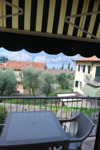 マルチェージネにあるAppartamento Prandiniの景色を望むバルコニー(テーブル、椅子付)