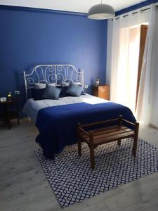 A bed or beds in a room at Casa Alestelou