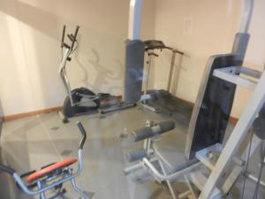 un gimnasio con 2 bicicletas estáticas y una cinta de correr en Torres Bosmediano, en Quito