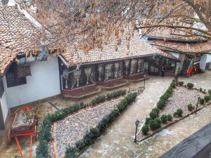 uitzicht op een huis met een binnenplaats met planten bij Khan Staria Dobrich Family Hotel in Dobrich