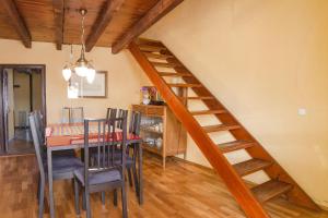 une salle à manger avec une table et un escalier en bois dans l'établissement Dúplex Das Can Serrat, à Das