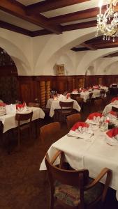 Reštaurácia alebo iné gastronomické zariadenie v ubytovaní Hotel Lukashansl