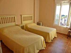 イスラ・カネラにあるPenthouse with ocean view (6-8 guests)のベッドが2つと窓があるホテルの部屋 +28枚の写真