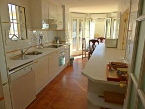 イスラ・カネラにあるPenthouse with ocean view (6-8 guests)のシンクとカウンタートップのあるキッチン