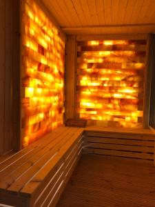eine Sauna mit einer Holzbank in einem Zimmer in der Unterkunft Elegant Lux Hotel in Bansko