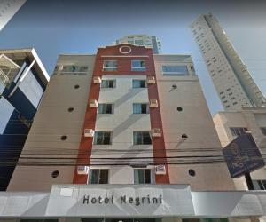 ein Hotel-Neptune-Gebäude mit zwei hohen Gebäuden in der Unterkunft Hotel Negrini in Balneário Camboriú
