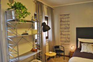 セルモネータにあるMini Loft Ninfa Casa Vacanzaのベッドルーム1室(ベッド1台、植物棚付)