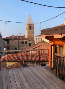 drewniany taras z widokiem na budynek w obiekcie KEY LOCATION near Palazzo Grassi w Wenecji
