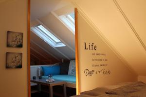 Zimmer mit einem Zimmer mit einem Bett und einem Spiegel in der Unterkunft Gästehaus am Möhnesee in Möhnesee