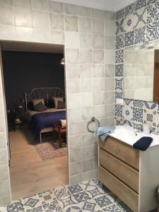 A bed or beds in a room at Casa Alestelou
