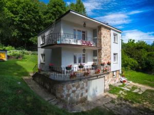 uma casa com caixas de flores ao lado dela em Willa Bona blisko Zamku Królewskiego i Rezerwatu Rzepka em Chęciny