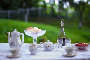 una mesa con un tazón de comida y una botella de vino en Willa Bona blisko Zamku Królewskiego i Rezerwatu Rzepka, en Chęciny