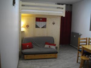 アルバールにあるLe clos des gentianesのロフトベッド1台が備わる客室のベッド1台分です。