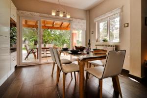 a dining room with a wooden table and chairs at Nel Verde in Skripero in Skriperón