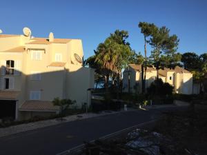uma fila de casas ao lado de uma rua em SolTroia Glamorous Apartament em Tróia