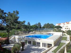 uma grande piscina numa casa branca em SolTroia Glamorous Apartament em Troia