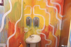 baño con lavabo y pared colorida en Eco Choclo, en La Paloma 35 fotos más