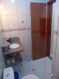 ein Bad mit einem WC, einem Waschbecken und einer Dusche in der Unterkunft Pousada Estrela Guia in Florianópolis