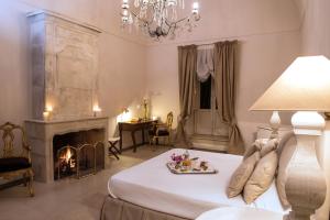 sala de estar con cama y chimenea en Castello Camemi en Vizzini