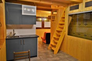 una cocina con una escalera en el medio de una habitación en Sleeping with the bees Kozjak, en Kobarid