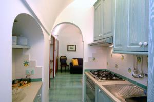 cocina con arco y fogones horno superior en Quattro Passi, en Amalfi