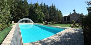 ein Schwimmbad in einem Hof mit einer Brücke darüber in der Unterkunft Villa Giovannozzi - Swimming Pool & Tennis Court in Ascoli Piceno