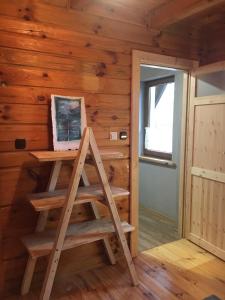 a room with a ladder in a wooden cabin at Miętowy Anioł in Ustrzyki Dolne