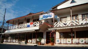 um edifício com um sinal na lateral em Hotel Laguna em Bocas del Toro
