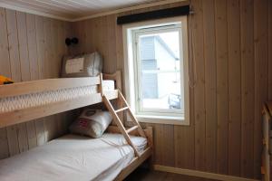 Etagenbett in einem Zimmer mit Fenster in der Unterkunft Luxury Mountain Villa in Strandlykkja