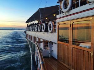 ein Boot mit Leuten auf dem Deck im Wasser in der Unterkunft Bodensee Ferienwohnung Claudia 1 in Friedrichshafen