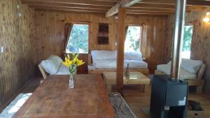 ein Wohnzimmer mit einem Tisch und einem Sofa in der Unterkunft Casa del Rio in La Ensenada