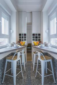 ザグレブにあるSweet & Petiteのキッチン(白いカウンター、白いキャビネット付) +13枚の写真