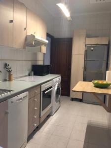 eine Küche mit einem Kühlschrank und einem Herd Top-Backofen in der Unterkunft Alójate en Vigo! Casita bien equipada in Vigo