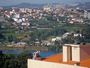 une vue d'une ville avec une rivière et des bâtiments dans l'établissement Apartamento Superior Helena's Porto Corner, à Vila Nova de Gaia