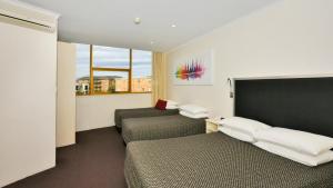 Postel nebo postele na pokoji v ubytování Atlantic Tower Motor Inn