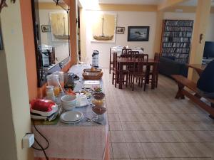 迦南的住宿－Pousada Recanto do Morro，厨房以及带餐桌和食物的用餐室。