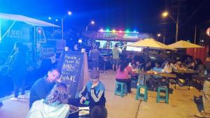 un grupo de personas sentadas en mesas en un camión de comida en Playa Blanca La Serena, en La Serena