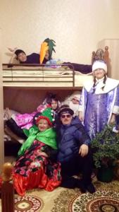 un groupe d'enfants est assis sur des lits superposés dans l'établissement Hostel Viator, à Almaty