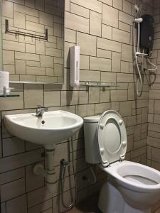 فندق سيغنيتشر @ بانغسار ساوث في كوالالمبور: حمام مع حوض ومرحاض وهاتف