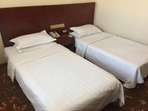 Postel nebo postele na pokoji v ubytování King Parkview Hotel