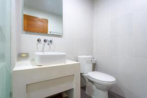 uma casa de banho branca com um WC e um lavatório em Baan Sansuk Beachfront Condominium em Hua Hin