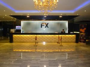 a lobby with a reception desk and a chandelier at 桔子水晶苏州观前街酒店 in Suzhou