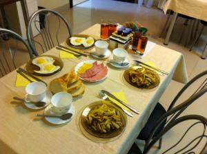 een tafel met borden eten en eieren erop bij Guest house Shchedrino in Yaroslavl