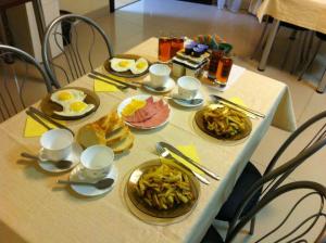 una mesa con platos de comida y huevos. en Guest house Shchedrino, en Yaroslavl