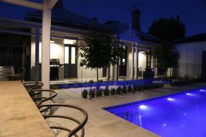 Hollidge House 5 Star Luxury Apartments tesisinde veya buraya yakın yüzme havuzu