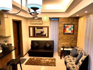- un salon avec un canapé et une table dans l'établissement Luckycat Homestay, à Manille